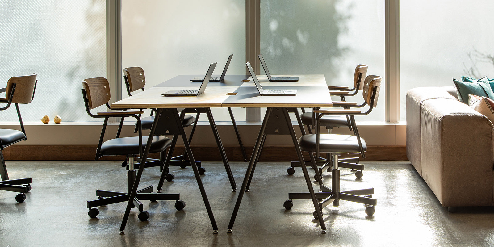 美しさと実用性を兼ね備えた、理想のワークデスク COMPASS LEG DESK