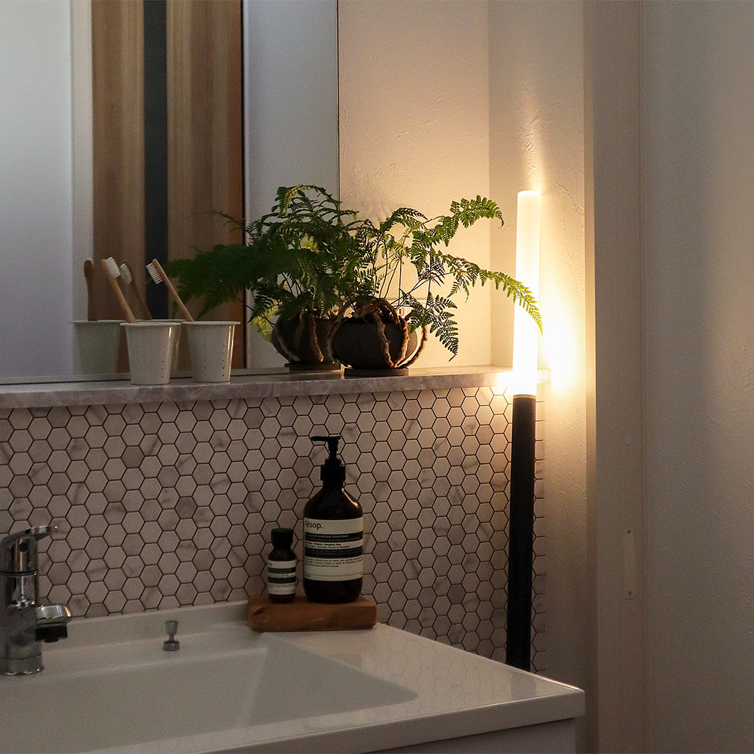 壁に立てかけて使う間接照明 NYOI(ニョイ)