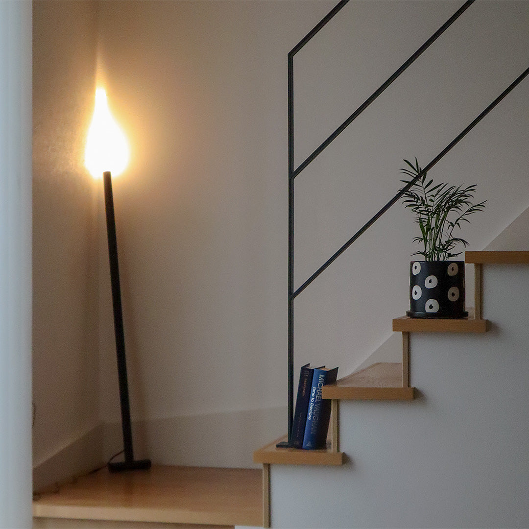 壁に立てかけて使う間接照明 NYOI(ニョイ)