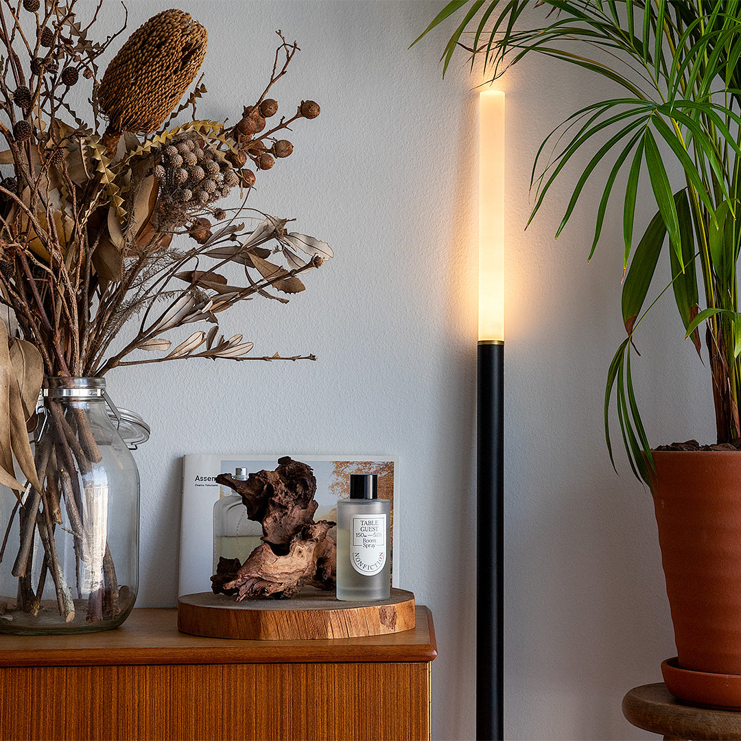 壁に立てかけて使う間接照明 NYOI(ニョイ)