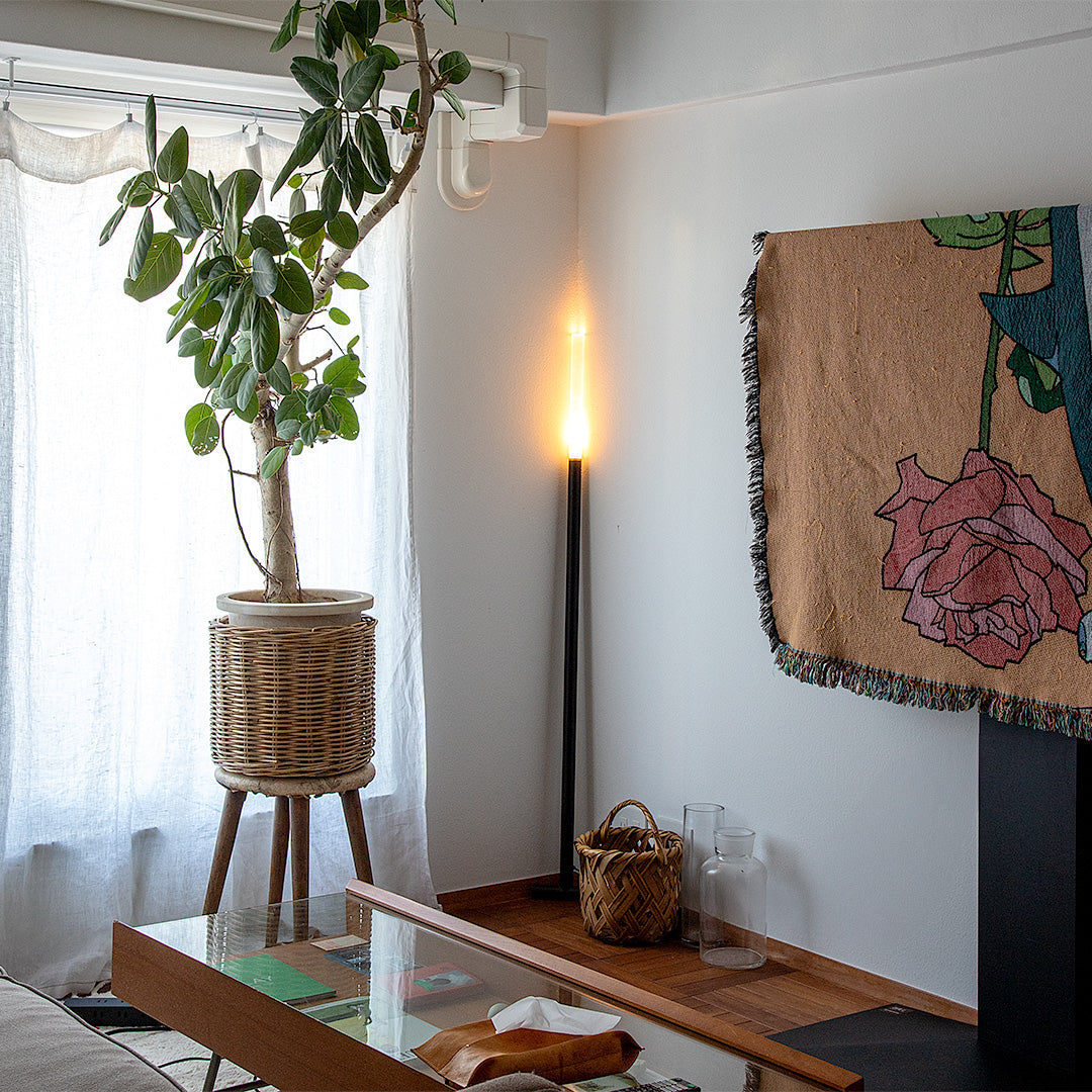 壁に立てかけて使う間接照明 NYOI(ニョイ)