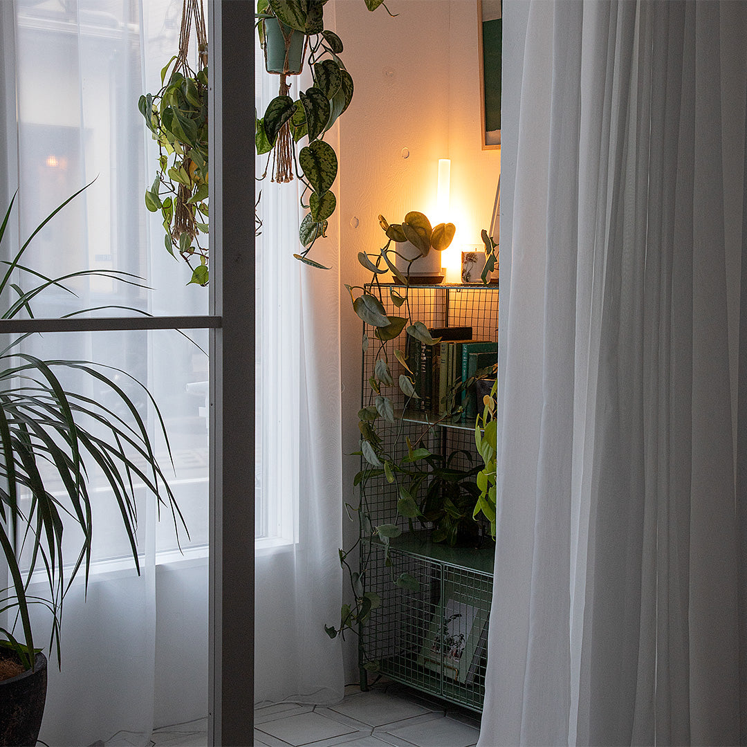 壁に立てかけて使う間接照明 NYOI(ニョイ)