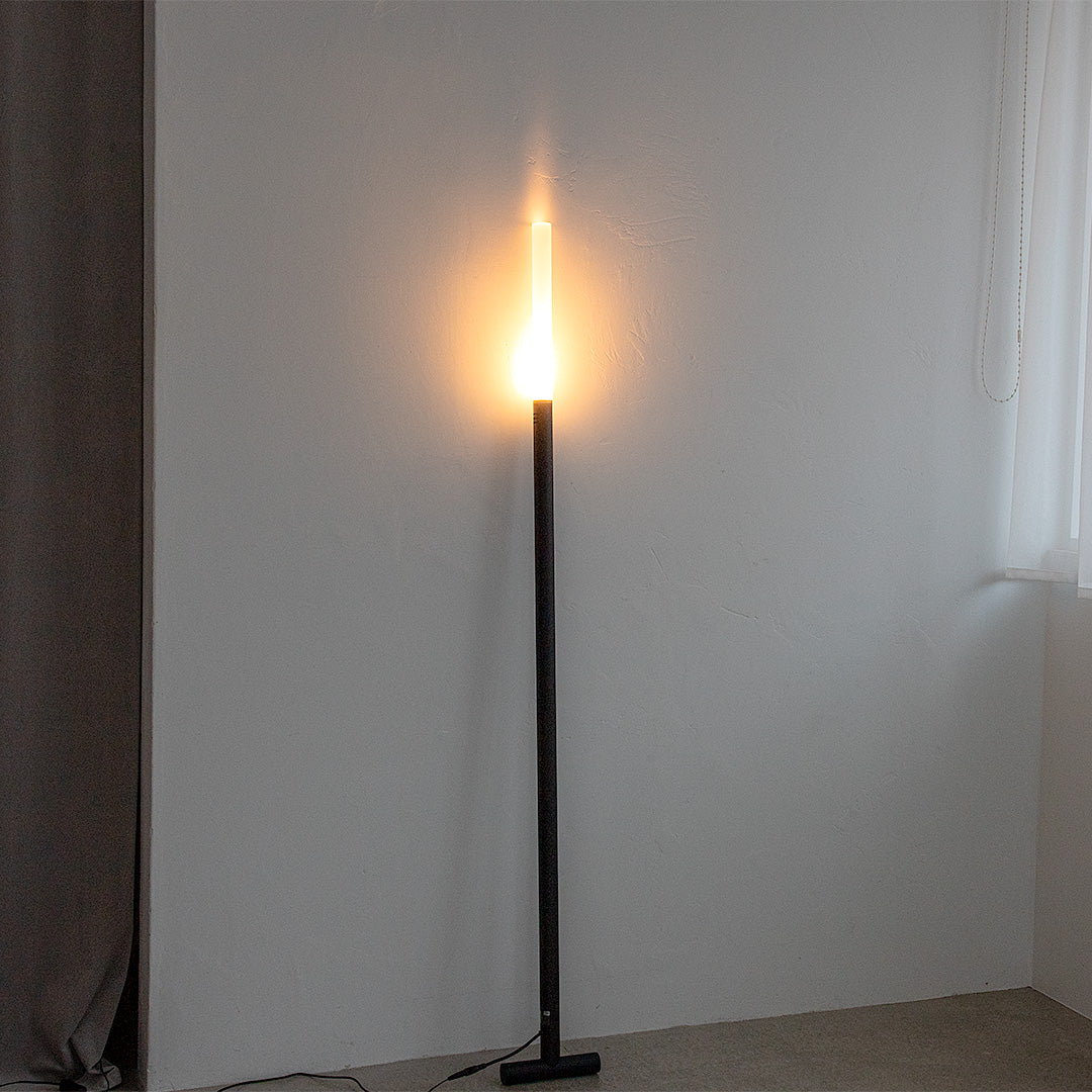 壁に立てかけて使う間接照明 NYOI(ニョイ)