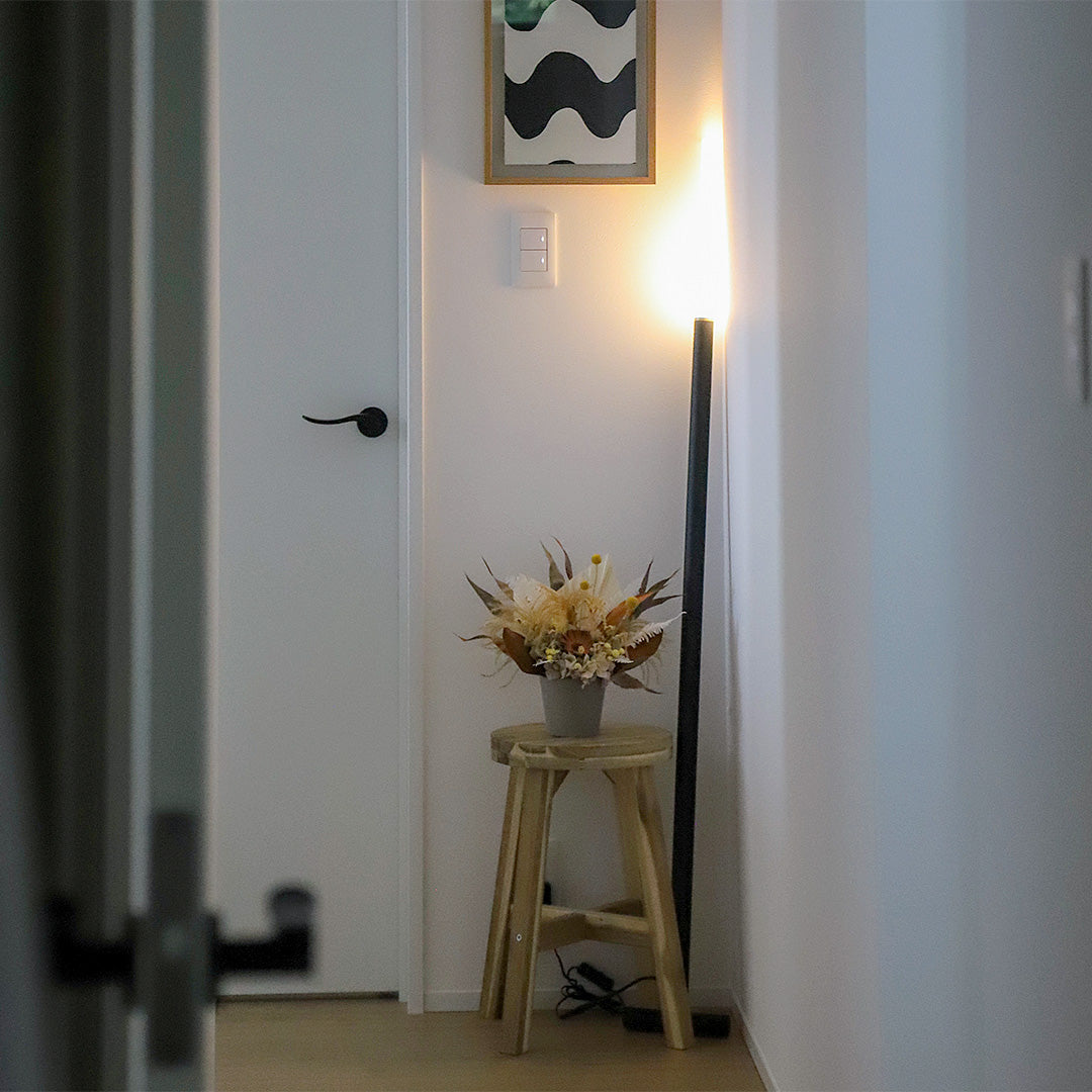 壁に立てかけて使う間接照明 NYOI(ニョイ)