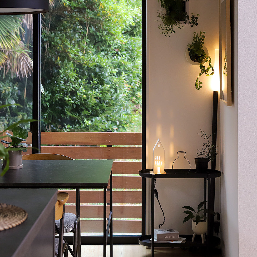 壁に立てかけて使う間接照明 NYOI(ニョイ)