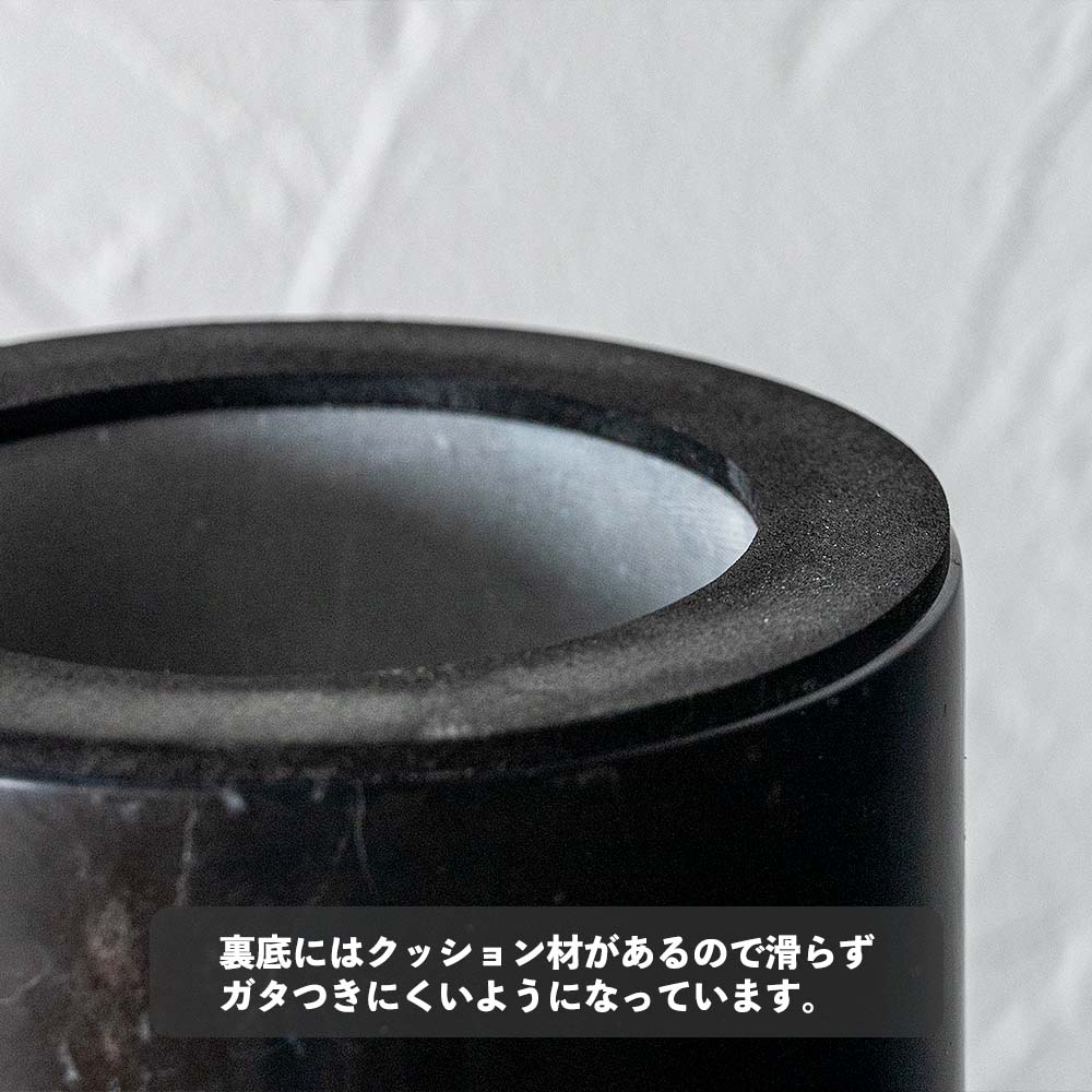 裏底にはクッション材があるので滑らずガタつきにくいようになっています。