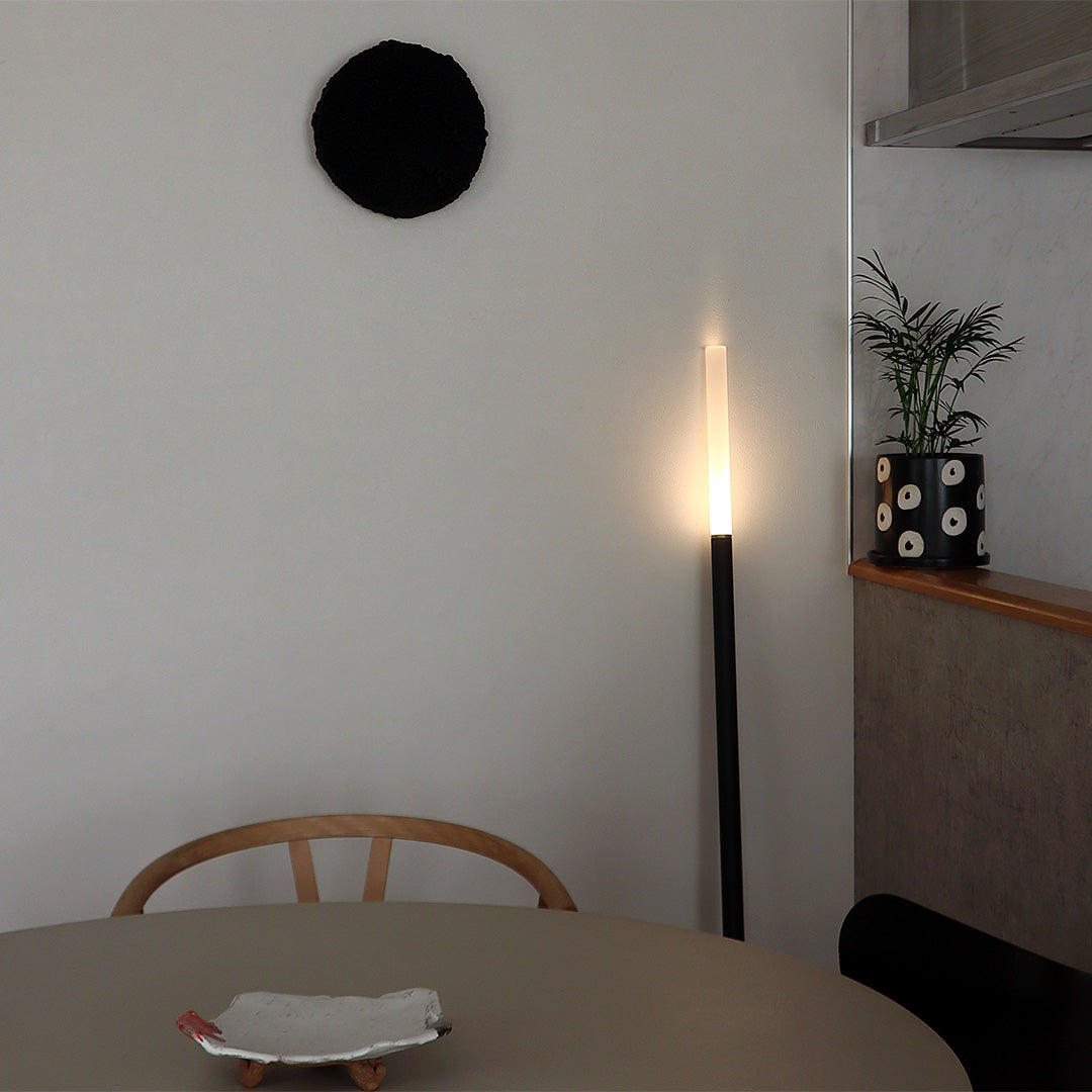 壁に立てかけて使う間接照明 NYOI（ニョイ）