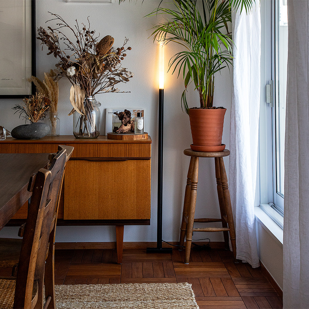 壁に立てかけて使う間接照明 NYOI（ニョイ）