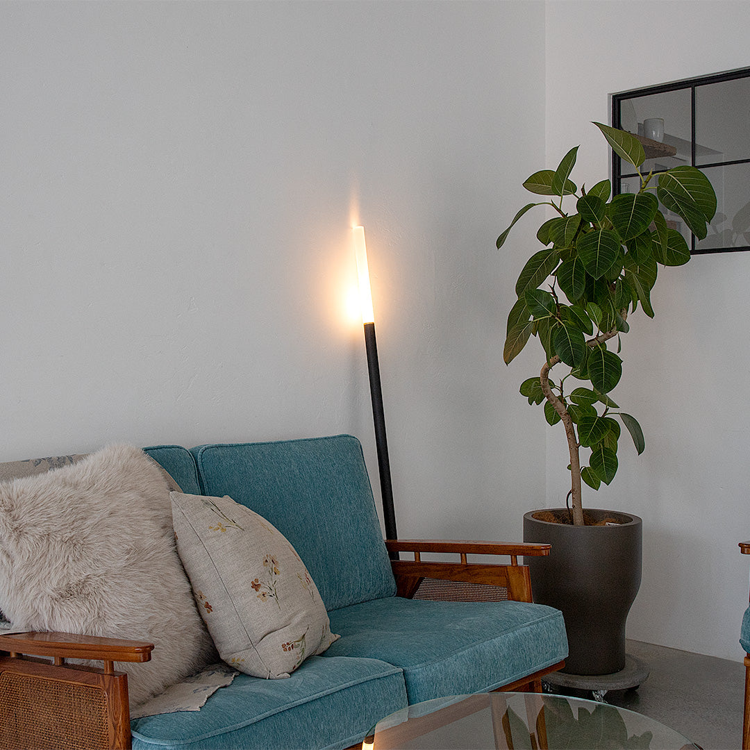 壁に立てかけて使う間接照明 NYOI（ニョイ）