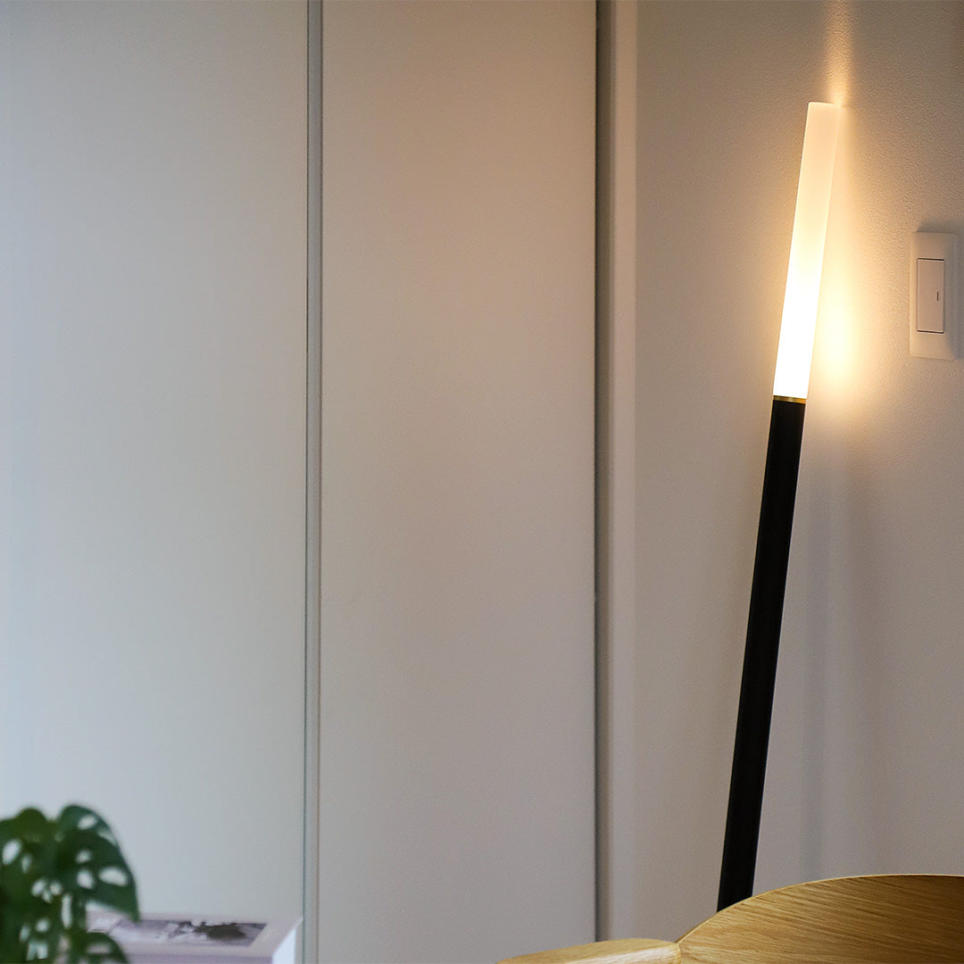 壁に立てかけて使う間接照明 NYOI（ニョイ）